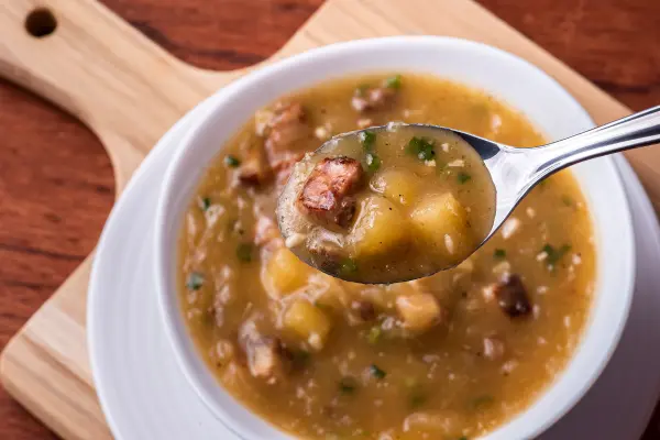 Caldo-de-Mandioca-com-Carne-Receita-Facil-e-Cheia-de-Sabor
